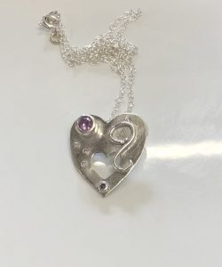 shiny heart pendant, Stone setting in silver clay, cz fireable stones, deign silver jewellery, make silver jewellery, www.lrsilverjewellery.co.uk