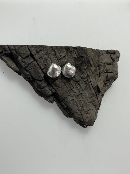 Shell stud earrings - Image 3
