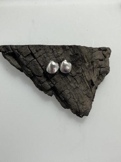 Shell stud earrings - Image 4